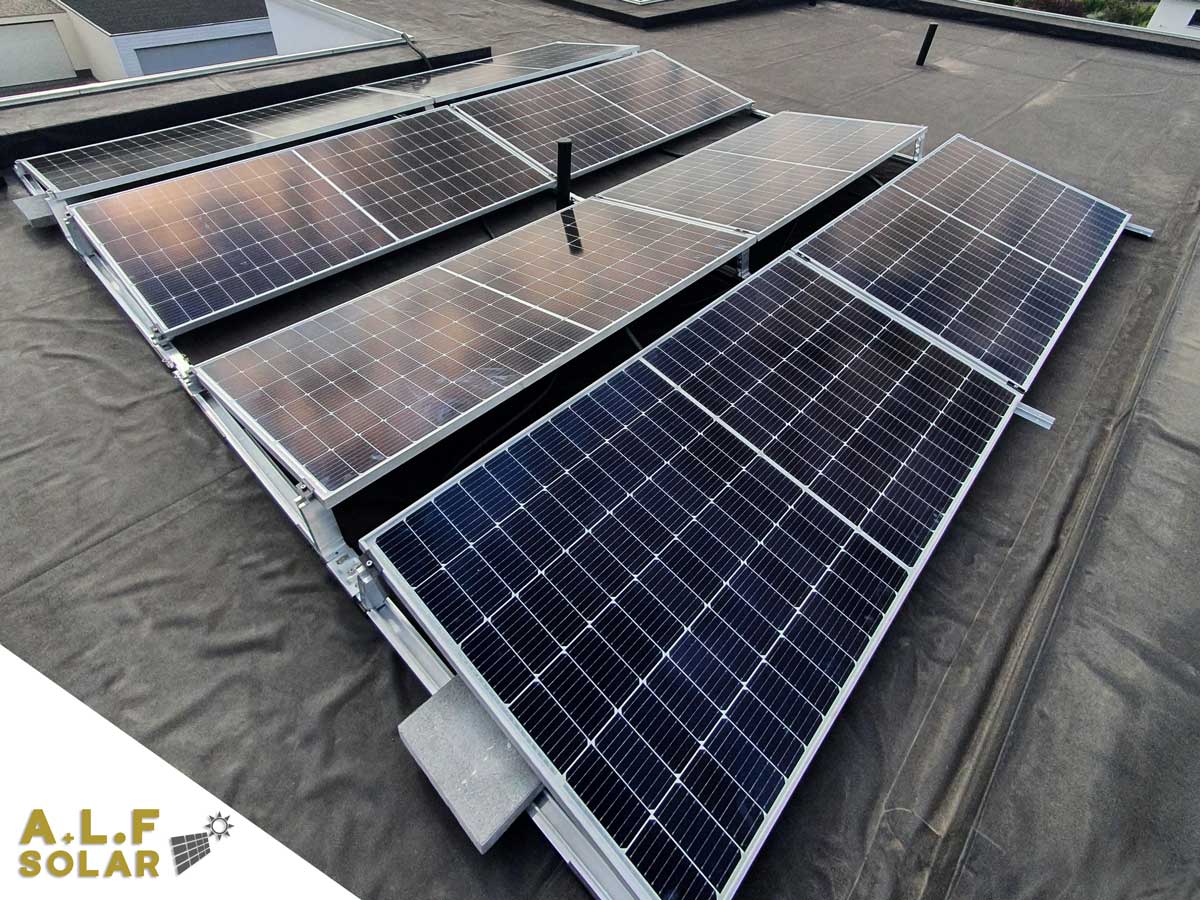 Dach mit Photovoltaik-Paneelen installiert von ALF Solar