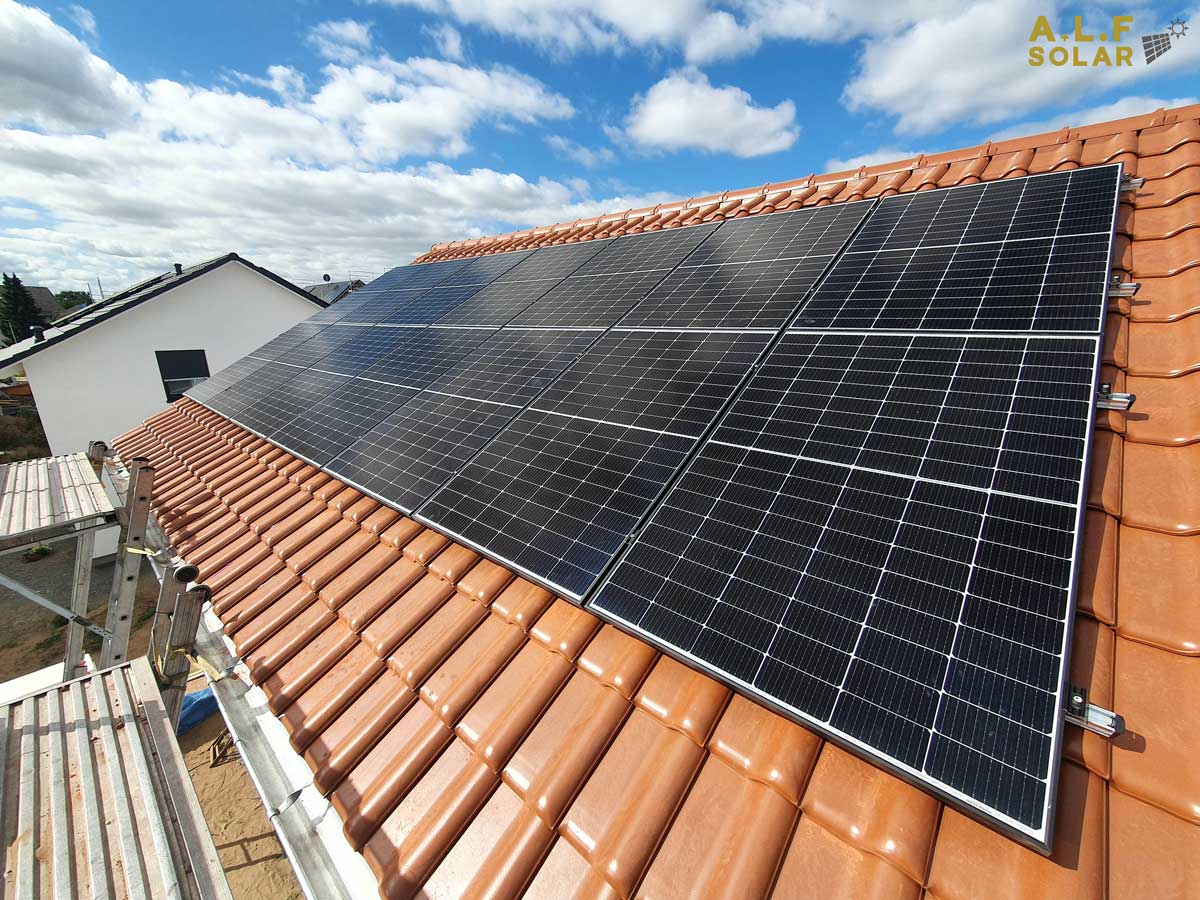 Dach mit Photovoltaik-Paneelen installiert von ALF Solar
